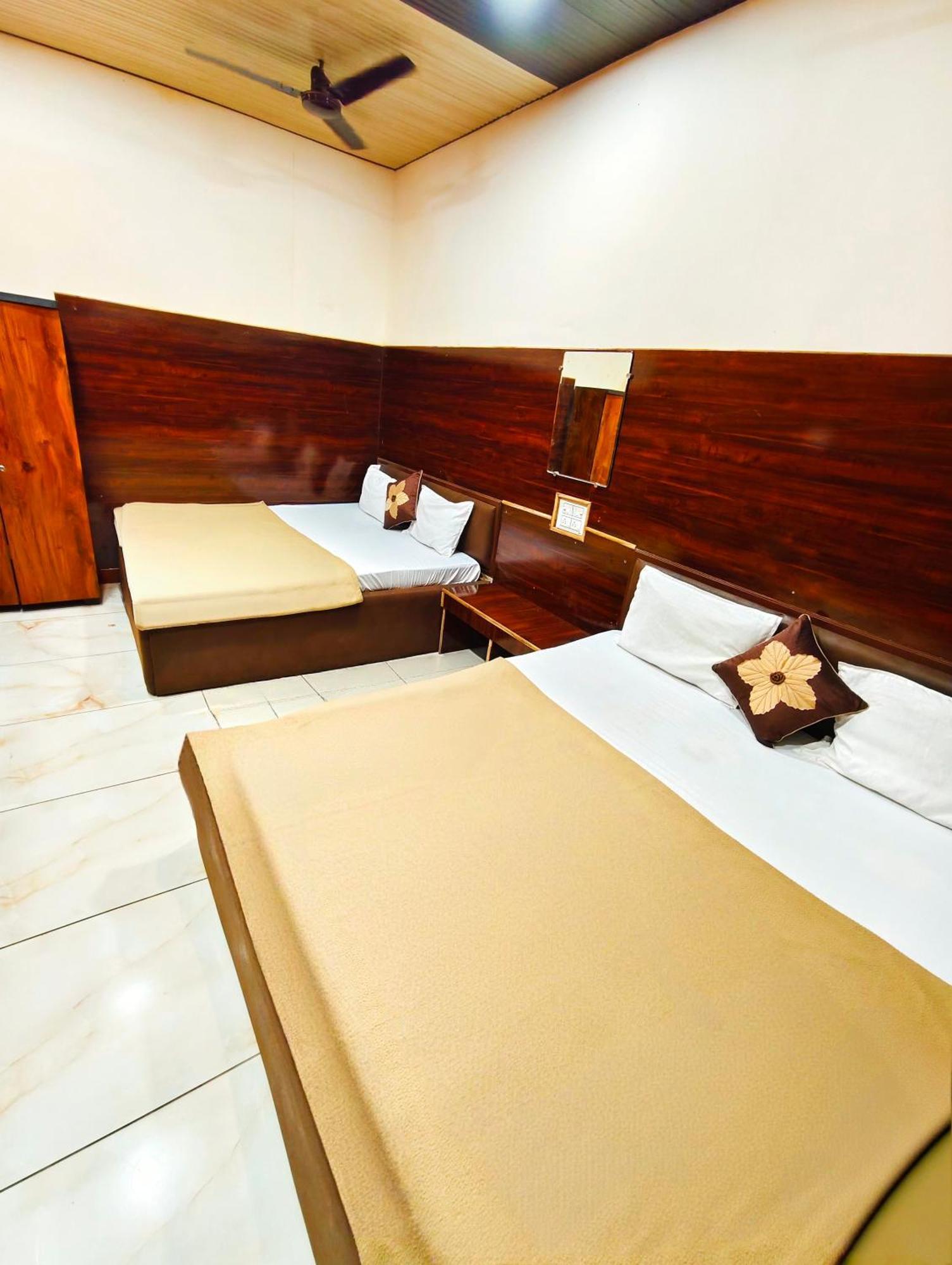 Hotel Om Palace Удджайн Экстерьер фото
